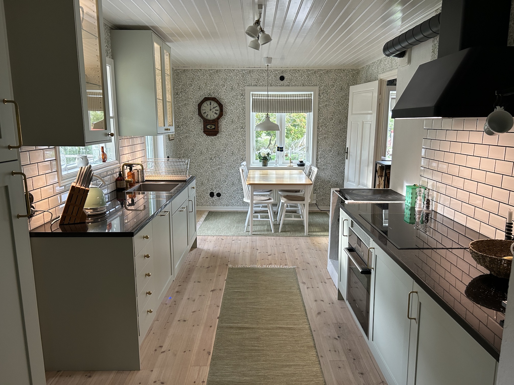 Fully equipped country kitchen with dishwasher, coffee machine, electric kettle, induction hob and oven