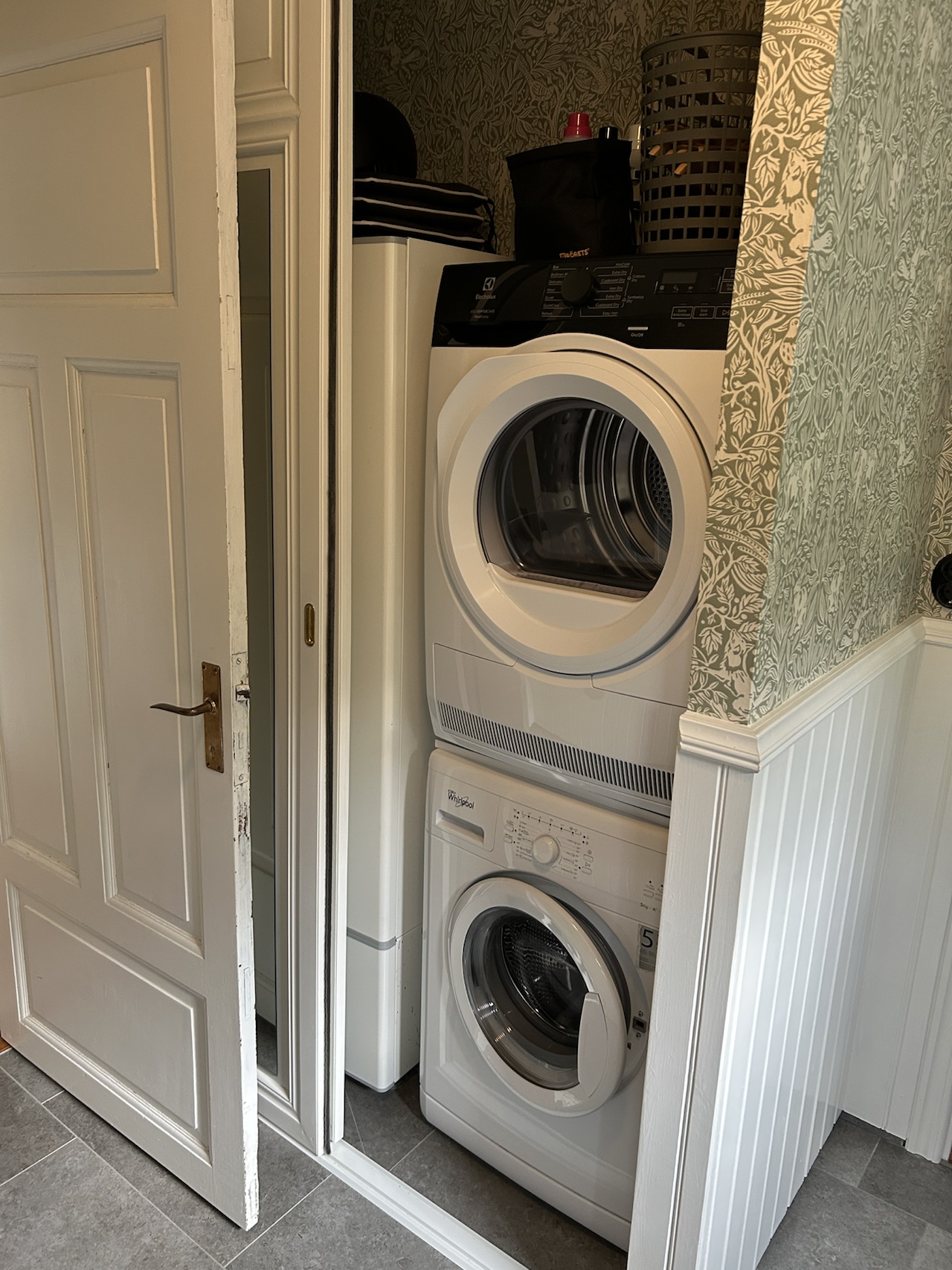 Washing machine and tumble dryer in a compact laundry nook